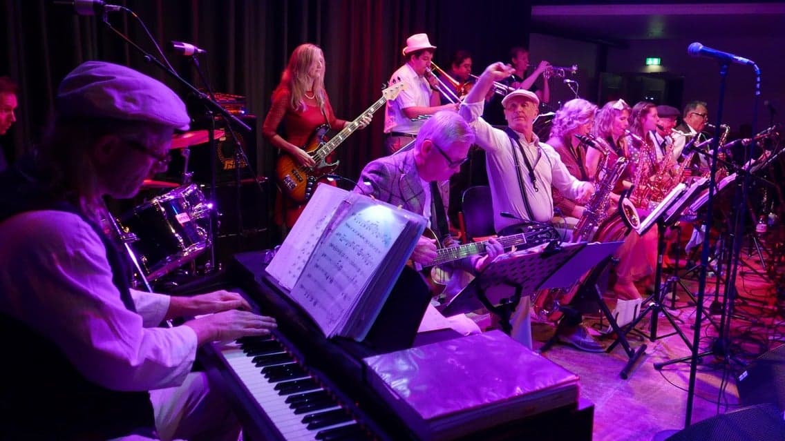 SHINY´S BALLROOM - LOLA SWINGT!